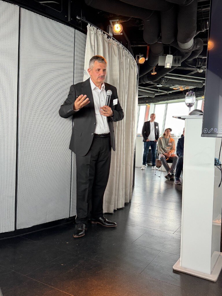 Speaker im dunklen Anzug spricht zum Publikum — Impulsvortrag im Fernsehturm