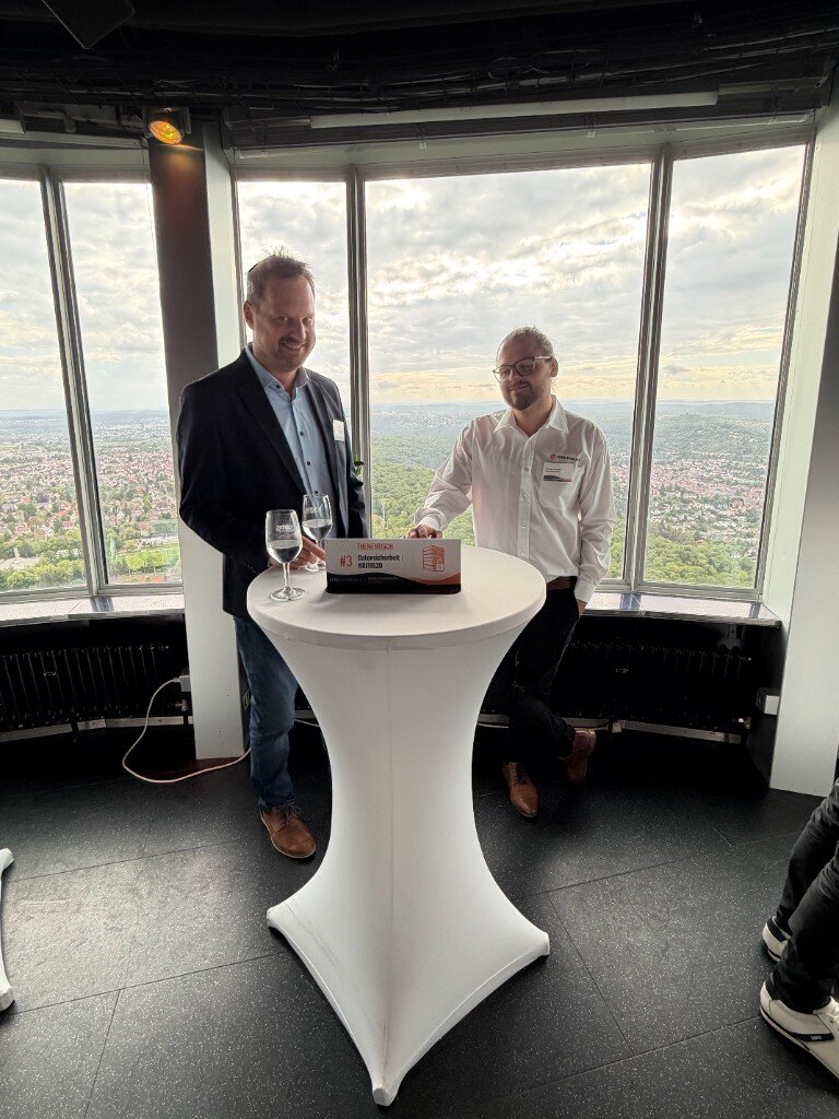 Thementisch #3 Datensicherheit / KRITIS — Austausch am Stehtisch mit Panoramablick über Stuttgart